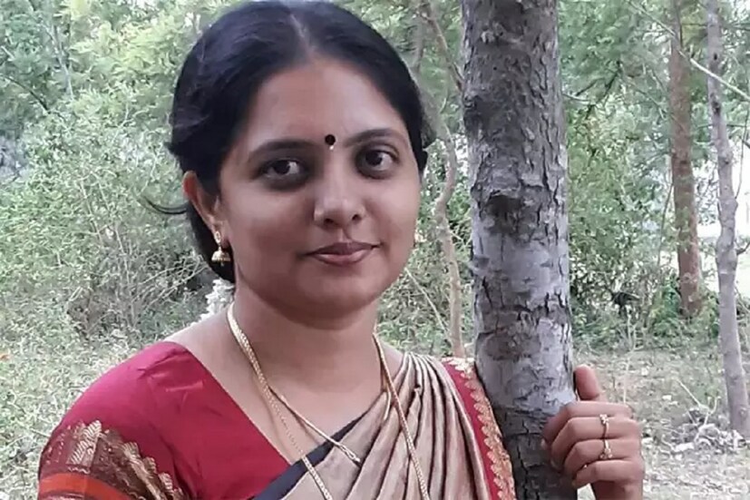 স্কুল জীবন থেকেই তিনি বিভিন্ন প্রয়োজনীয় কাগজ পত্রে ধর্ম ও বর্ণের ঘরটা ফাঁকা রাখতেন তিনি। পরবর্তীকালে ২০১০ সাল নাগাদ তিনি আইনি লড়াই শুরু করেন।