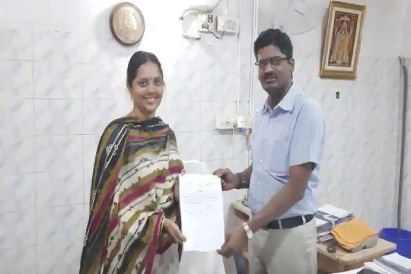 পাশে পেয়ে যান তাঁর স্বামী পার্থিবরাজকেও। দীর্ঘ লড়াইয়ের পর মেলে স্বীকৃতিও। স্বয়ং তামিলনাড়ু সরকার গত ফেব্রুয়ারিতেই স্নেহা পার্থিবরাজকে সনদ পাঠিয়ে জানিয়ে দেয়, এবার থেকে স্নেহা নিজেকে ধর্মহীন এবং বর্ণহীন মানুষ হিসেবে পরিচয় দিতে পারবে।