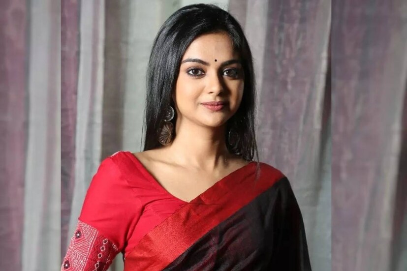 আর আট বছর পরে কতটা গাঢ় হল তাঁদের বন্ধুত্ব? ২০১৭ তে শেষ হয়েছিল 'ইচ্ছে নদী'. মজা করেই শোলাঙ্কী বলেন, 'আমি খুব খুশি ওর সঙ্গে কাজ করতে পেরে। আট বছর পরে বুঝতে পেরেছি ও কতটা অসহ্য়কর...' তবে এটা নিছকই মজা। আসলে শোলাঙ্কীর কথায় 'বন্ধু-বান্ধব মায়ের মতো হয়।' 