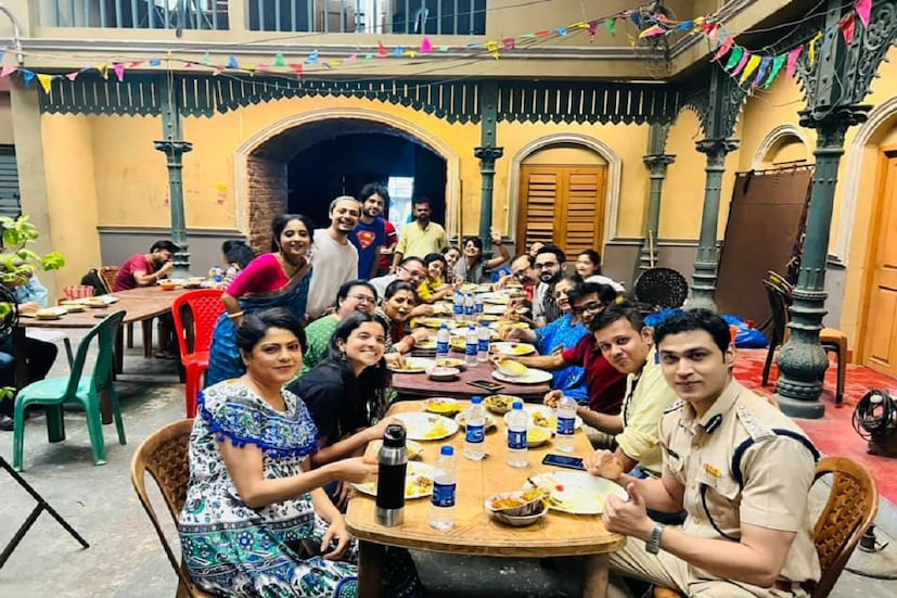 *যেখানে নতুন নতুন সিরিয়াল বন্ধ হয়ে যাচ্ছে। সেখানে সিদ্ধার্থ-মিঠাই, টেস-সোম দা, রাজীব-নন্দা, শ্রীতমা-রাতুল, দাদাই-ঠাম্মি, মিষ্টি-শাক্য, নিপা এবং তাঁর পুলিশবাবুকে দেখার জন্য টিভির সামনে অপেক্ষা করে থাকেন দর্শকরা। ছবিঃ সংগৃহীত।  