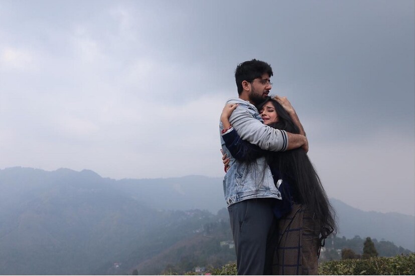 *তবে সিরিয়ালের পর্দায় উচ্ছেবাবুর প্রেমে পাগল হলেও বাস্তবে মিঠাই কার প্রেমে পড়েছে জানেন? সেই নামটা প্রথমে আদৃত রায়ের শোনা গেলেও পরে জানা যায় ঘটনা আদৌ তেমন নয়। বরং দিদিয়া অর্থাৎ কৌশাম্বীর সঙ্গে প্রেম করছিলেন উচ্ছেবাবু। সেই নিয়ে সোশ্যাল মিডিয়াতেও কম জলঘোলা হয়নি। ছবিঃ সংগৃহীত।  