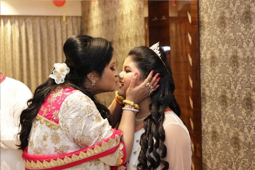 *এ দিন ছবি শেয়ার করে বৈশাখী বন্দ্যোপাধ্যায় আবেগপ্রবণ বার্তায় লেখেন, &quot;আমার আর কিছু চাওয়ার নেই। শুধু মা, শোভন, মহুল ও পরিবারের মানুষদের স্বার্থহীন ভালবাসা যেন পাই, এটুকুই চাওয়া।&quot; ছবিঃ ফেসবুক।