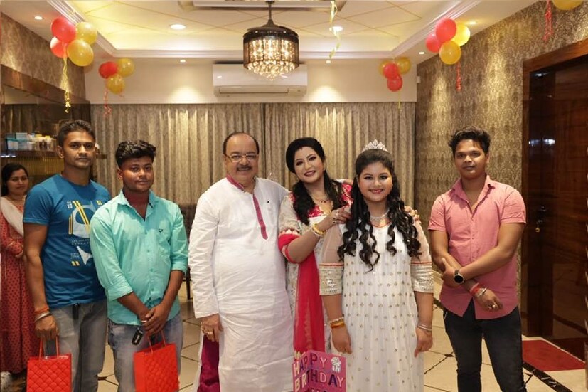 *জন্মদিনে মাকে বারে বারে আদরে ভরিয়ে দিয়েছে মেয়ে ছোট্ট মহুল। সেই ছবি সোশ্যাল মিডিয়ার অ্যালবামে ফুটে উঠেছে বারে বারে। ছবিঃ ফেসবুক।