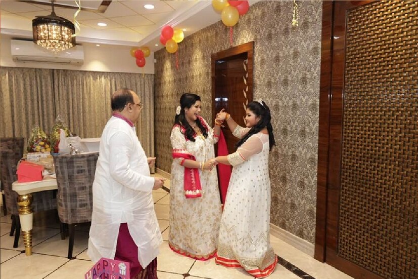 *শুভ দিনের মধ্যরাতে পরিবার এবং প্রিয় মানুষদের সঙ্গে নাচে গানে মেতে উঠেছিলেন। ছবিঃ ফেসবুক। 