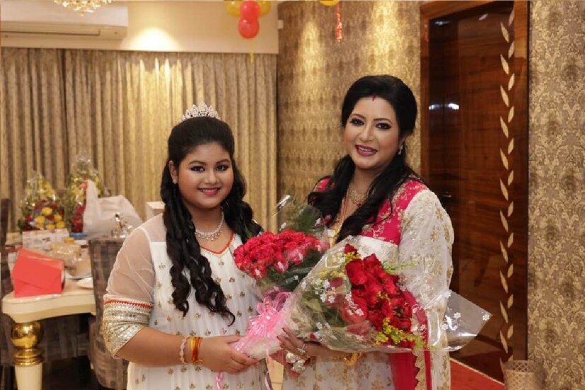 *মায়ের মন খারাপ। তাই মন ভাল রাখতে মায়ের জন্মদিনে কোনও খামতি রাখেনি ছোট্ট মহুল। আনন্দে ভরিয়ে তুলতে তুলেছিল গোটা বাড়ি। বারবার মাকে জড়িয়ে ধরে  ছবি তুলেছে। ছবিঃ ফেসবুক। 