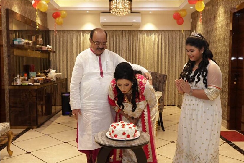 *মধ্যরাতে তখন কেক কাটা চলছে। 