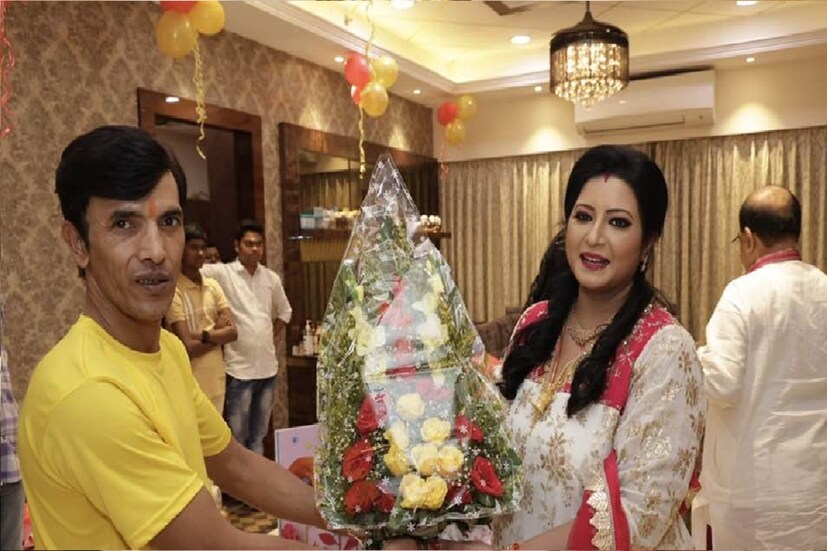 *মনের মানুষের জন্মদিন বলে কথা, স্পেশ্যাল তো হতেই হবে৷ তাই মাঝরাতেই শুরু হয়ে গিয়েছিল সেলিব্রেশন৷ কেক কাটা থেকে শুরু করে উপহারের ডালি, কোনও কিছুতেই খামতি রাখেননি শোভন চট্টোপাধ্যায় ও মহুল৷ ছবিঃ ফেসবুক। 