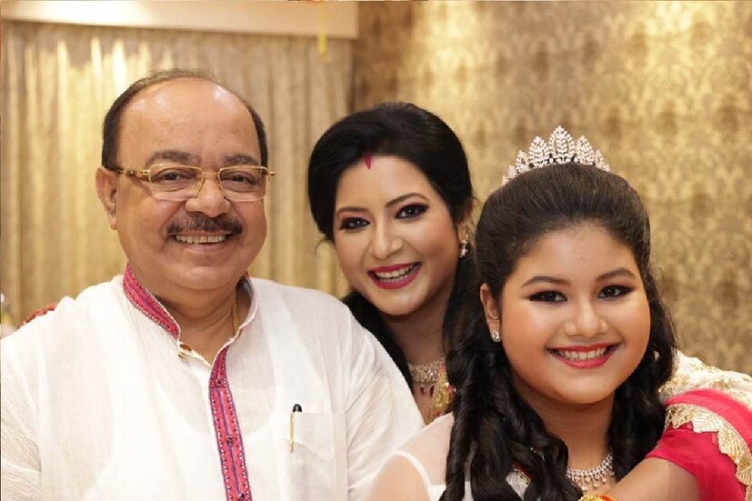 *বৈশাখী বন্দ্যোপাধ্যায় জানিয়েছেন, মা অসুস্থ, তাই তাঁর মন ভাল ছিল না। কিন্তু মুহূর্তটা সুন্দর করে তুলতে বদ্ধপরিকর ছিলেন শোভন ও মহুল। তাই তাঁদের হতাশ করতে চাননি। তাঁদের ইচ্ছেতেই মধ্যরাতে জমে উঠছিল জন্মদিনের সেলিব্রেশন। ছবিঃ ফেসবুক। 