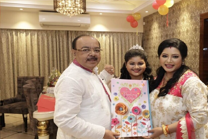 *শোভন চট্টোপাধ্যায় এ দিন উপহারে উপহারে ভরিয়ে দিয়েছেন তাঁর 'বৈশাখী'কে। কার্ড দিতেও ভোলেননি। কার্ডে  লেখা ছিল 'ডার্লিং ওয়াইফ'। 