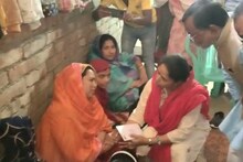 দিল্লিতে অগ্নিকাণ্ডে মৃত শ্রমিকদের পরিবারকে সাহায্য, ২ লাখের চেক দিল রাজ্য সরকার