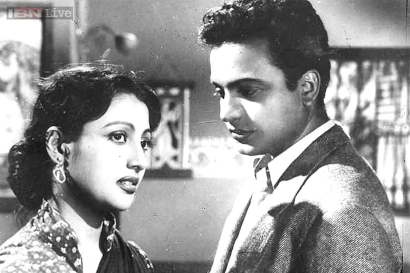 তিনি বাংলা সিনেমার উজ্জ্বলতম নক্ষত্রের একজন৷ সুচিত্রা সেনের জন্মদিনে ফিরে দেখা যাক তাঁর জীবনের কিছু বিতর্কিত অধ্যায়ের প্রসঙ্গ৷ কেন কেরিয়ারের তুঙ্গে থাকা সুচিত্রা হঠাৎ করে অভিনয় ছেড়েছিলেন, সে কথা এক সংবাদমাধ্যমের সাক্ষাৎকারে জানিয়েছিলেন৷