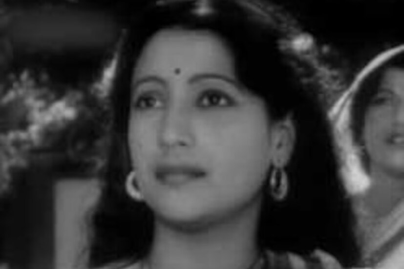 সুচিত্রার অন্তরালে চলে যাওয়ার বিষয়টি নিয়ে সব-সময়েই নানারকম আলোচনা উঠে এসেছে৷ কিন্তু ঠিক কী কারণে অন্তরালে চলে গিয়েছিলেন মহানায়িকা, তা বোধহয় কখনই স্পষ্ট হবে না৷ শুধু উত্তমের মৃত্যুই নয়, বাংলা সিনেমার দৈন্যও ছিল ছবি থেকে নিজেকে গুটিয়ে নেওয়ার কারণ৷ 