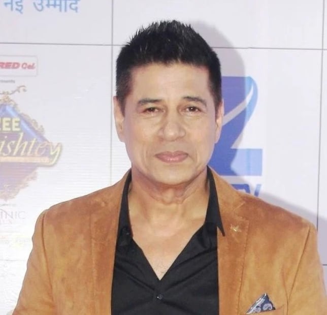  &quot;শাহরুখ জীবনে দ্রুত এগোতে চায়, উনি হলেন গল্পের খরগোশের মতো আর আমি হলাম কচ্ছপ। ফলে, আমার কোনও তাড়াহুড়ো নেই। আমি যা পেয়েছি, তা নিয়েই সুখে আছি। সবই আসলে নিয়তি, জীবনে কী ঘটবে, তা আগে থেকেই লেখা থাকে আর সেটা মেনে নিতে হয়&quot;, এটুকু বলেই সব বিতর্কে ইতি টানছেন সুদেশ।