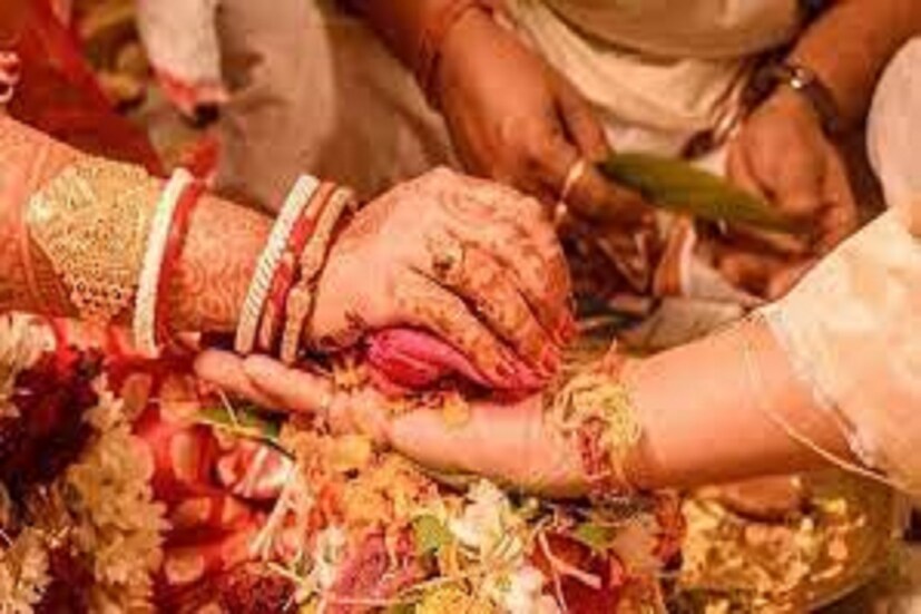 সামাজিক ছোট ঘেরাটোপ বা সামাজিক স্বল্প বৃত্তের মধ্যেই আবদ্ধ থাকেন ৷ প্রতীকী ছবি ৷