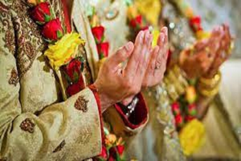 ঠিক একই ভাবে হাতের আভ্যন্তরীণ দিকে রেখাটি প্রসারিত হয় সেক্ষেত্রে বলা যেতে পারে বাড়ির কাছাকাছি বিয়ে হবে, এমনকী জীবিকার বাড়ির কাছাকাছিই ৷ প্রতীকী ছবি ৷