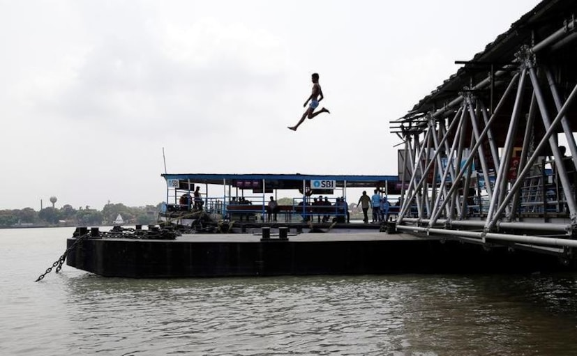 অবশেষে খানিক স্বস্তির বার্তা দিল আবহাওয়া দফতর৷ চলতি সপ্তাহেই রাজ্যে আবহাওয়ার পরিবর্তনের সম্ভাবনা! উত্তরবঙ্গের পার্বত্য জেলায় হালকা বৃষ্টির পূর্বাভাস রয়েছে। সপ্তাহের শেষে দক্ষিণবঙ্গে দু' এক জেলায় ছিটেফোঁটা বৃষ্টি হলেও তাপমাত্রা কিছুটা কমতে পারে। 