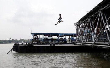 অবশেষে এল স্বস্তির বার্তা! বাংলার কোথায়, কতটা বৃষ্টির আশা? জানালো আবহাওয়া দফত অবশেষে এল স্বস্তির বার্তা! বাংলার কোথায়, কতটা বৃষ্টির আশা? জানালো আবহাওয়া দফত