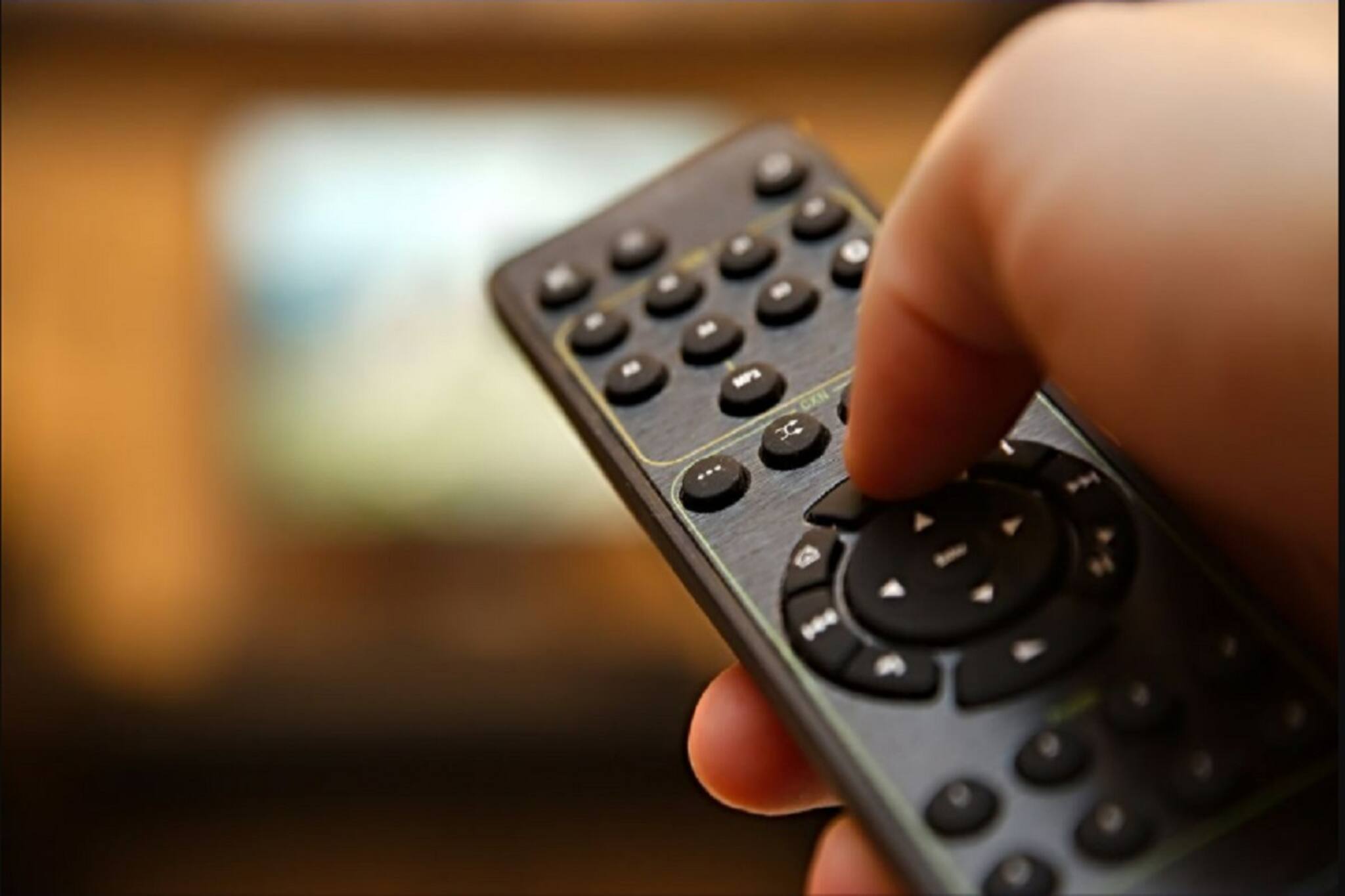 ব্যাটারি বদলেও টিভি-র রিমোট কাজ করছে না? ছোট্ট এই কাজেই সমস্যার সমাধান