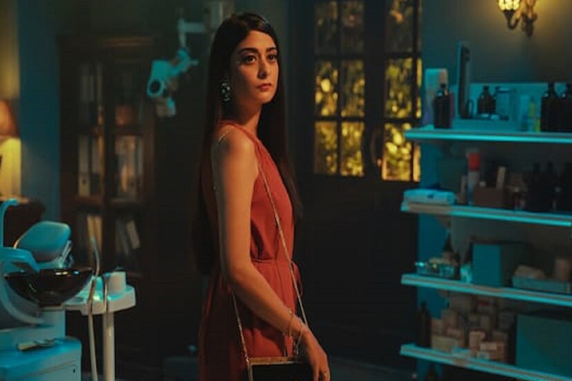 সেই এক ধরনের প্রেমের গল্প যেন কেমন একঘেয়ে হয়ে উঠেছে! আসলে সাধারণ প্রেমের গল্প এখন অতীত। ছকভাঙা প্রেমের গল্পই যেন মনে-প্রাণে একরাশ টাটকা বাতাস আনতে পারে! কিন্তু তা বলে কি ভ্যাম্পায়ার আর মানুষের প্রেম কাহিনী! আর হবে না-ই বা কেন? কারণ ভ্যাম্পায়ার আর মানুষ তো বাস্তব দুনিয়াতেই একসঙ্গে বাস করে! ফলে ভ্যাম্পায়ার-কন্যা এক লাজুক তরুণের প্রেমে পড়ে যান। কিন্তু এর ভবিষ্যৎ কী? এই সমস্ত উত্তর পেতে গেলে অবশ্যই দেখতে হবে ‘টুথ পরী: হোয়েন লাভ বাইটস’!