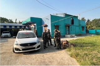 তৃণমূল বিধায়কের আপ্ত সহায়ক প্রবীর কয়ালের বাড়িতে প্রহরায় কেন্দ্রীয় বাহিনীর জওয়ানরা। 