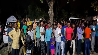 বিধায়ক তাপস সাহার বাড়ির বাইরে উৎসাহী জনতার ভিড়৷ বিধায়ক তাপস সাহার বাড়ির বাইরে উৎসাহী জনতার ভিড়৷