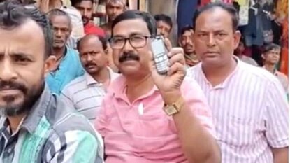 নতুন ফোন কিনলেন তাপস সাহা৷ নতুন ফোন কিনলেন তাপস সাহা৷