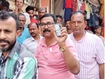 নতুন ফোন কিনলেন তাপস সাহা৷ 