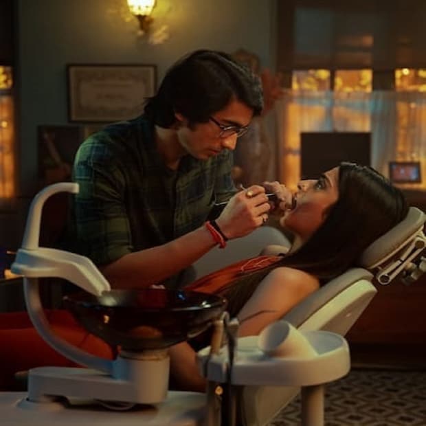 নেটফ্লিক্সের নতুন এই সিরিজ মুক্তি পেতে চলেছে চলতি মাসেই। প্রতিম দাশগুপ্ত পরিচালিত এই সিরিজে মুখ্য ভূমিকায় দেখা যাবে শান্তনু মহেশ্বরী এবং তানিয়া মানিকতলা। কলকাতাকে ঘিরে আবর্তিত হচ্ছে ছবির গল্প। শিকার করার সময় দাঁত ভেঙে যায় ভ্যাম্পায়ার-কন্যা রুমির। তা ঠিক করাতে তিনি দাঁতের ডাক্তারের কাছে যান। এদিকে দন্তচিকিৎসক ডা. রায় আবার একটু ভীরু আর লাজুক প্রকৃতির তরুণ। এ হেন এক মানুষের প্রেমে পড়ে যান রীতিমতো ডাকাবুকো ভ্যাম্পায়ার-কন্যা রুমি। 