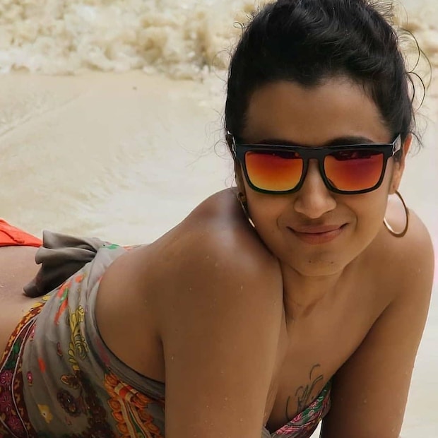 বর্তমানে পিএস২ নিয়ে সংবাদের শিরোনামে রয়েছেন দক্ষিণী অভিনেত্রী তৃষা কৃষ্ণণ। দক্ষিণী ছবির দুনিয়ায় প্রায় দুই দশক ধরে রাজত্ব করছেন তিনি। মূলত তামিল ও তেলুগু ছবিতেই দেখা যায় তাঁকে। এমনকী বলিউডেও বহু হিট ছবি উপহার দিয়েছেন তৃষা।