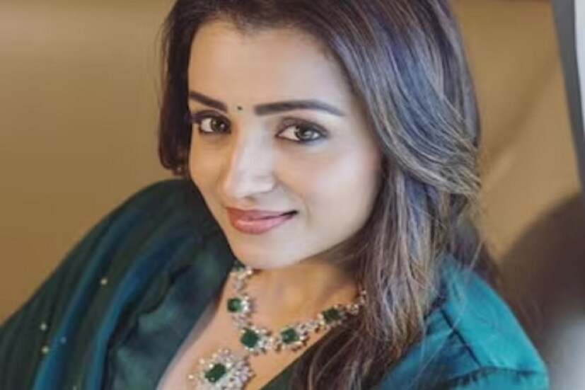   দক্ষিণী এই অভিনেত্রীর সৌন্দর্যে মুগ্ধ লক্ষ লক্ষ ভক্ত। তবে ৩৯ বছর বয়সেও সিঙ্গেল তৃষা। আসলে বিয়ের থেকে দূরত্ব বজায় রাখতে চান। এক সাক্ষাৎকারে এই কথা জানিয়েছেন খোদ অভিনেত্রীই। অথচ তাঁর সম্পর্ক নিয়ে গুঞ্জন ভেসে বেড়ায় ফিল্মি দুনিয়ায়। শোনা যায়, বাহুবলী তারকা রানা দাগ্গুবতীর সঙ্গে সম্পর্কে জড়িয়েছিলেন তৃষা। তবে সেই সম্পর্ক টেকেনি। 