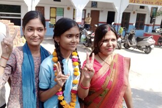 দশম শ্রেণির বোর্ডের পরীক্ষায় অসাধারণ সাফল্য কৃষক-কন্যার, অভাবকে জয় করে নজির অনুষ্কার