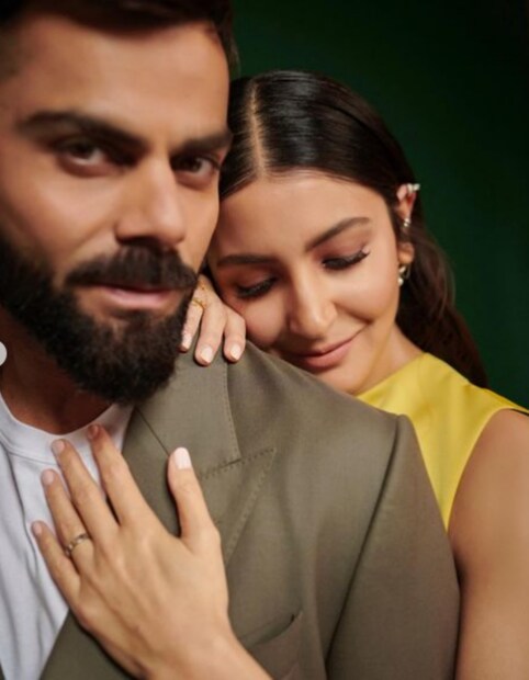 ছবিতে বিরাট কোহলির এই স্মার্ট মাচো লুক নেট দুনিয়ায় মুহূর্তের মধ্যে ভাইরাল হয়েছে। আইপিএলের আগে কোহলির এই অবতার সকলের মন জিতে নিয়েছে।