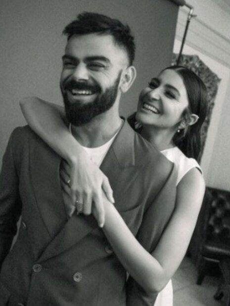 সেই শোয়ের জন্য যে ফটোশুট করেছেন বিরাট কোহলি ও অনুষ্কা শর্মা সেই ছবি শেয়ার করেই ক্যাপশনে লিখেছেন 'গত রাত সম্পর্কে'।