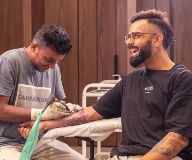 Aliens Tattoo নামক বিখ্যাত ট্যাটু সংস্থা থেকে নিজের নতুন করিয়েছেন বিরাট কোহলি। প্রথমে মুম্বই স্টুডিওতে ছয় ঘণ্টা তারপর বেঙ্গালুরুর স্টুডিওতে দ্বিতীয় সেশনে ৮ ঘণ্টা কাজ করা হয় বিরাটের ট্যাটুতে।