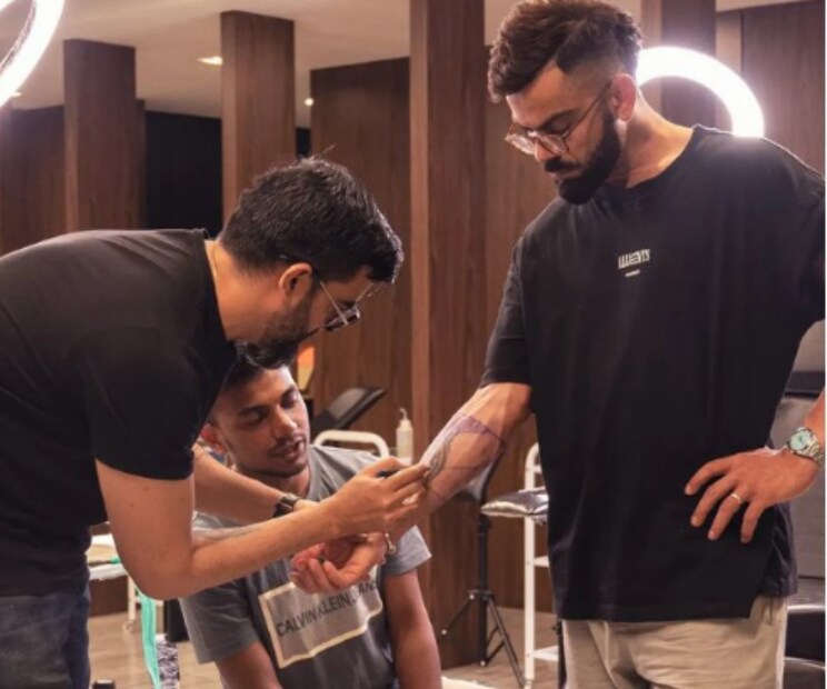 এর আগে বিরাট কোহলির শরীর জুড়ে মোট ১১টি ট্যাটু ছিল। জীবনের নানা স্মরণীয় মুহূর্ত ও ভালোবাসার মানুষদের ট্যাটুর মাধ্যমে নিজের কাছে রাখতে পছন্দ করেন বিরাট।