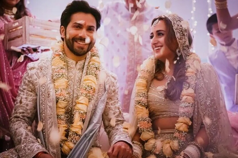   যদিও এই গুঞ্জন খুব একটা নতুন নয়৷ এর আগেও এই বিষয়টি ছড়িয়ে পড়েছিল৷ বিগ বস-১৬ এর বাড়িতে বরুণ ও কৃতি শ্যানন এসেছিলেন তাঁদের ছবি ‘ভেড়িয়া’-র প্রচারে৷ সেখানে সলমন খান একটি জল্পনা উসকে দেওয়া প্রশ্ন করেন৷ 