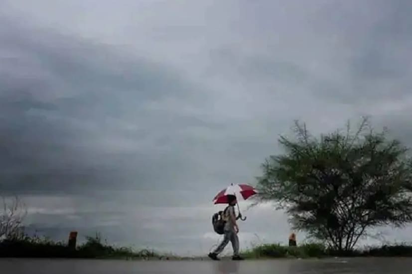কলকাতাতেও দু’দিনের মধ্যে বজ্রবিদ্যুৎ-সহ হালকা থেকে মাঝারি বৃষ্টিপাতের সম্ভাবনা। আগামী ৪৮ ঘণ্টায় ২ থেকে ৩ ডিগ্রি তাপমাত্রা বাড়তে পারে কলকাতাতে। শুক্র ও শনিবার শুষ্ক আবহাওয়া থাকার সম্ভাবনা কলকাতা শহরে। রবিবার থেকে আবার বজ্রবিদ্যুৎ-সহ বৃষ্টির সম্ভাবনা বাড়বে।