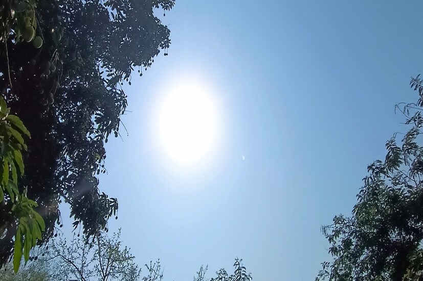 বেলা একটু বাড়লে দাপট বাড়বে গরম হাওয়ার। অর্থাৎ লু বইবে, এমনটাই আশঙ্কা করছেন আবহাওয়া বিজ্ঞানীরা। আগামী ১৫ এপ্রিল পর্যন্ত দক্ষিণবঙ্গের জেলাগুলিতে বৃষ্টির সম্ভাবনা প্রায় নেই বলে জানিয়েছেন তারা। একই সঙ্গে উত্তরবঙ্গের জেলাগুলিতেও তাপমাত্রা বাড়বে খানিকটা। বাইরে বেরোনোর ক্ষেত্রে বিশেষভাবে সতর্কতা নিতে হবে। প্রকোপ বাড়তে পারে হিট স্ট্রোকের।