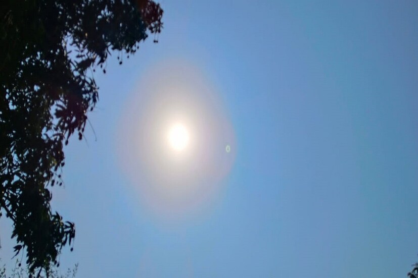 এমন প্রলয়কারী গরমের আভাস দেখে সাধারণ মানুষকে সতর্ক করছেন আবহবিজ্ঞানী এবং চিকিৎসকরা। এ সময় মানুষজনকে খুব প্রয়োজন ছাড়া বেলার দিকে রাস্তায় বেরোতে নিষেধ করছেন তারা। একই সঙ্গে বিরত থাকতে বলছেন ফাস্টফুড খাওয়া থেকে। পাশাপাশি পরামর্শ দেওয়া হয়েছে, ঢিলেঢালা পোশাক পরার। পারলে সাদা রঙের পোশাক পড়ার পরামর্শ দেওয়া হয়েছে এই গরম থেকে নিজেকে রক্ষা করতে। একইসঙ্গে বেশি করে জল খেতে বলা হয়েছে।