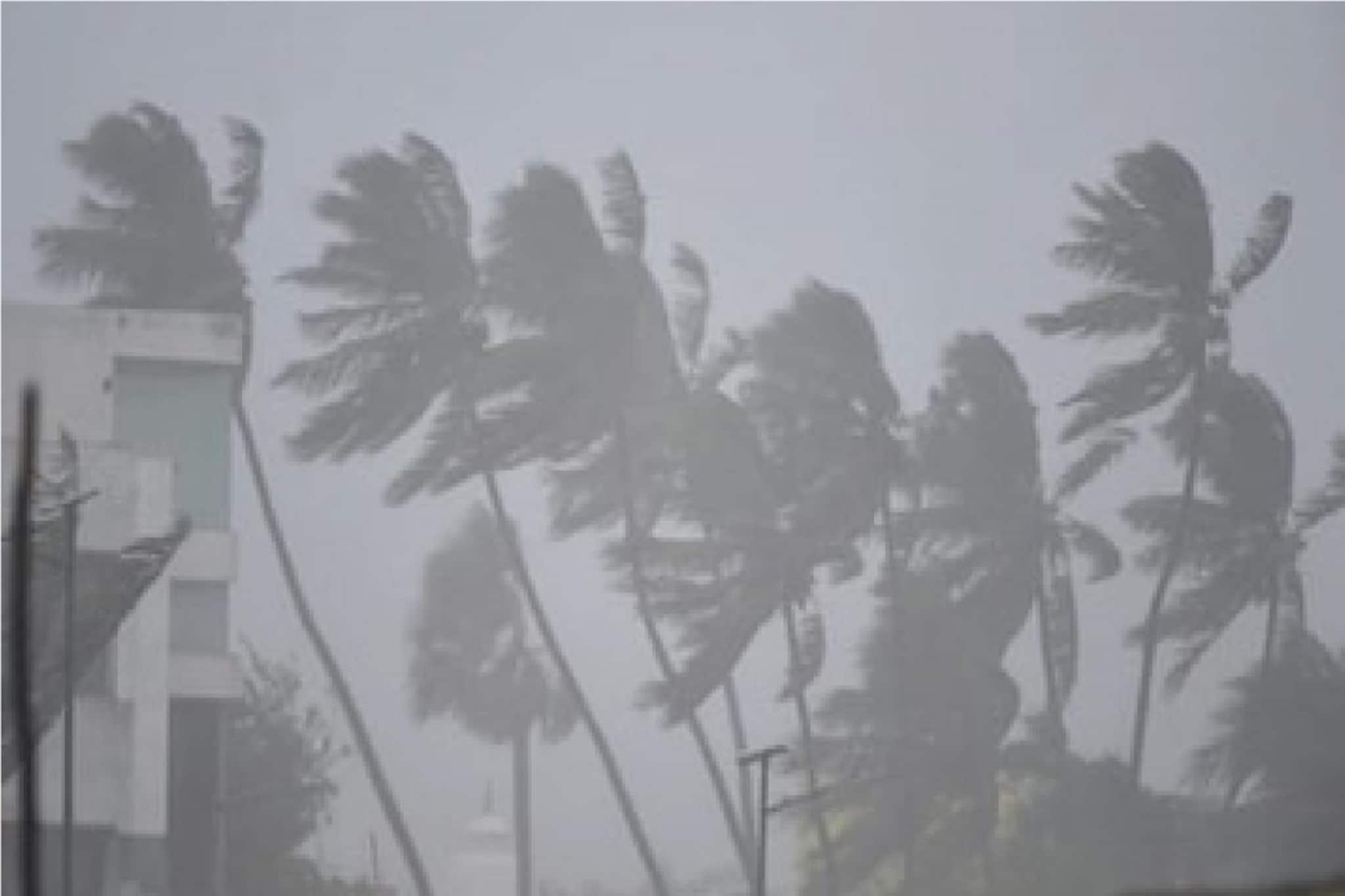 আচমকা ধেয়ে এল বিধ্বংসী ঘূর্ণিঝড়, ৩ মিনিটে লন্ডভন্ড গোসাবা, দেখুন ভিডিও