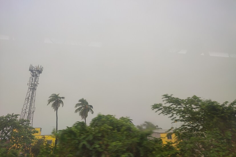 উত্তরের বাকি ৩ জেলায় আবহাওয়া কিছুটা শুকনো থাকতে পারে। বজ্রবিদ্যুৎ-সহ হালকা থেকে মাঝারি বৃষ্টির সম্ভাবনার জন্য কমলা সতর্কতাও জারি করা হয়েছে। অপরদিকে দক্ষিণবঙ্গের প্রায় সমস্ত জেলাতেই আজ বৃষ্টির সম্ভবনা। সঙ্গে এবার ৪০-৫০ কিমি বেগে হাওয়া বইতে পারে। কমলা সতর্কতা জারি করেছে হাওয়া অফিস।
