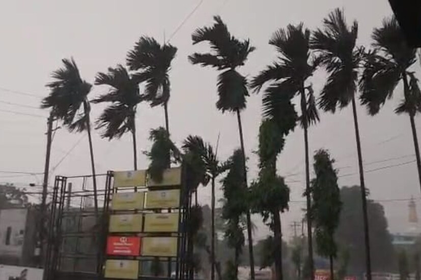 আগে থেকেই ঝড়-বৃষ্টির পূর্বাভাস দিয়েছিল হাওয়া অফিস, সেই মতো শান্তির বৃষ্টিতে ভিজল উত্তরবঙ্গ৷ বুধবার দুপুরের পর থেকে আকাশ কালো করে বৃষ্টি নামল শিলিগুড়ি ও কালিম্পং জেলায়৷ 