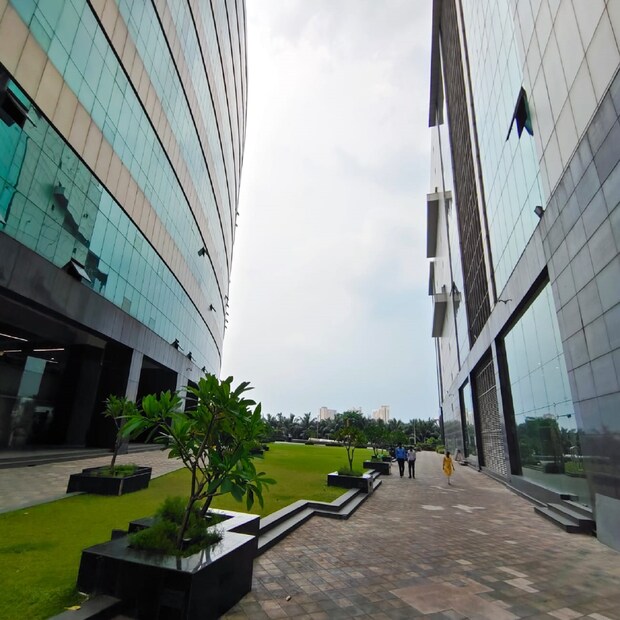 দক্ষিণবঙ্গে দিন ও রাতের তাপমাত্রা স্বাভাবিকের অনেকটা নীচে রয়েছে। রবিবার থেকে তাপমাত্রা আবার বাড়বে। দক্ষিণবঙ্গের সব জেলাতেই ঝড়-বৃষ্টির সম্ভাবনা। দমকা ঝোড়ো হাওয়া সঙ্গে বজ্রবিদ্যুৎ-সহ বৃষ্টি হতে পারে। কোথাও কোথাও বজ্রপাতের আশঙ্কা রয়েছে। দক্ষিণবঙ্গের বেশিরভাগ জেলাতে ৩০ থেকে ৪০ কিলোমিটার প্রতি ঘণ্টা গতিবেগে দমকা ঝোড়ো হাওয়ার সঙ্গে বজ্রবিদ্যুৎ-সহ বৃষ্টির সম্ভাবনা।