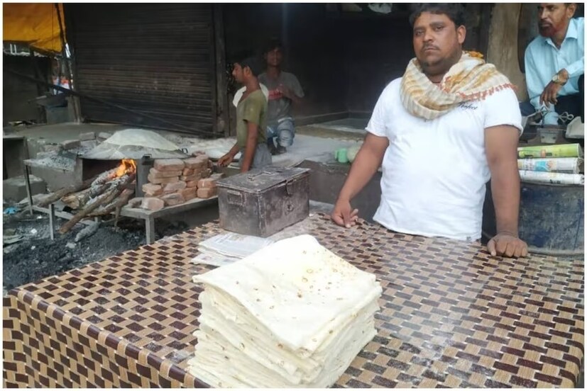 কিন্তু কেন এর নাম রুমালি রুটি? সেটা কি শুধু এর পাতলা চেহারার জন্যই? এই রুটির আদি ব্যবহার কী ছিল? তার খোঁজে পিছিয়ে যেতে হবে মুঘল আমলে৷