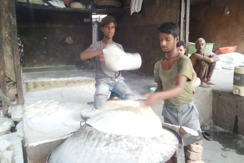 রসনার জন্য পৃথিবীবিখ্যাত ছিল মুঘল রাজবংশের হেঁসেল৷ আমিষ ও নিরামিষের রকমারি পদ রান্না হত মুঘল পাকশালে৷ তেল ঘি-সহ বিভিন্ন মশলার পাকে জোরদার হত সেই রান্নার খোশবাই৷