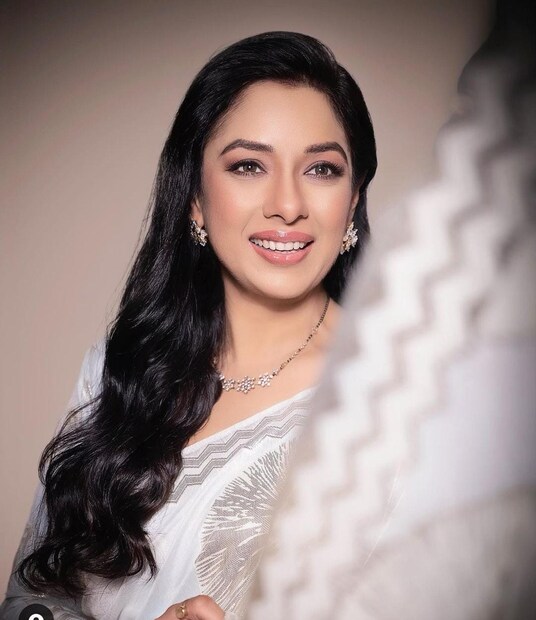 যে ‘অনুপমা’র জন্য তিনি ফের চর্চায় উঠে এলেন, সেই ধারাবাহিকের জন্য তিনি প্রথম পছন্দ ছিলেন না৷ সূত্রের খবর অনুযায়ী, সাক্ষী তানওয়ার, জুহি পারমার, গৌরী প্রধান, এমনকী মোনা সিংয়ের মতো অভিনেত্রীদেরও এই চরিত্রে অভিনয়ের প্রস্তাব দেওয়া হয়েছিল৷ পরবর্তীতে ‘অনুপমা’র জুতোয় পা গলান রুপালি৷