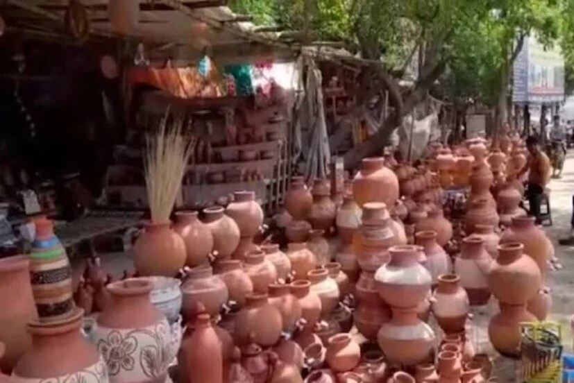 মাটির কলসিতে রাখা জল পান করলে শরীরে ভিটামিন ও মিনারেল সঞ্চিত হয়৷ তাছাড়া কলসির জল পান করলে হিটস্ট্রোকের আশঙ্কা কমে যায়৷ অত্যধিক গরমে শরীরকে ঠান্ডা রাখে কলসি ও কুঁজোর জল৷ মাটির পাত্রের জল পান করা স্বাস্থ্যকর অভ্যাস৷