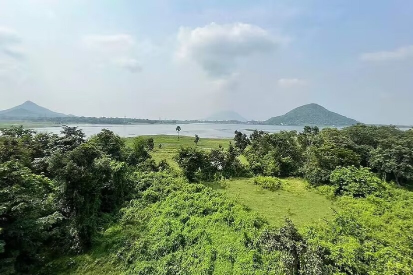 দক্ষিণবঙ্গের জেলাগুলির মধ্যে পুরুলিয়া জেলাতেও তাপমাত্রার পারদ অনেকটাই কম রয়েছে বিগত তিন থেকে চার দিন ধরে। সেইভাবে ঝড় বৃষ্টি না হলেও হালকা মেঘলা আকাশ থাকার কারণে তীব্র গরম থেকে অনেকটাই রেহাই পেয়েছে পুরুলিয়াবাসী।