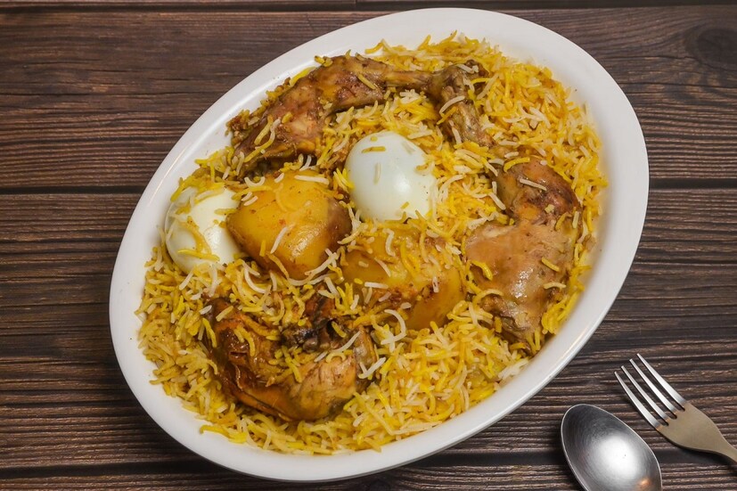 বাঙালি এবং বিরিয়ানির মধ‍্যে রয়েছে একটি অন্তহীন প্রেমের সম্পর্ক। যে কোনও অনুষ্ঠান হোক বা উৎসব, বাঙালির ম‍েনুতে বিরিয়ানি থাকবেই।