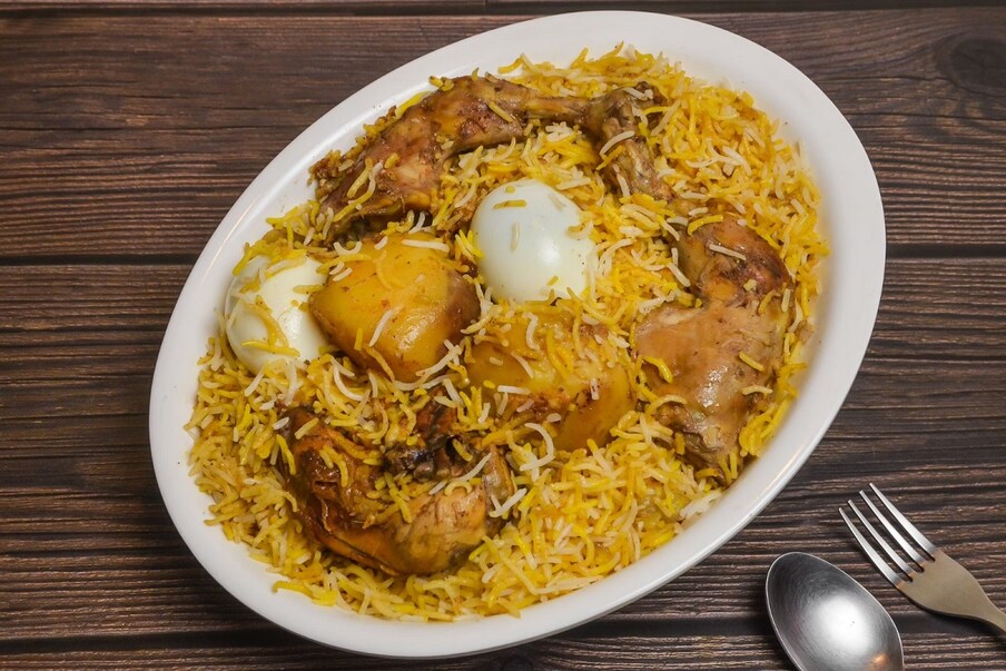  বাঙালি এবং বিরিয়ানির মধ‍্যে রয়েছে একটি অন্তহীন প্রেমের সম্পর্ক। যে কোনও অনুষ্ঠান হোক বা উৎসব, বাঙালির ম‍েনুতে বিরিয়ানি থাকবেই।